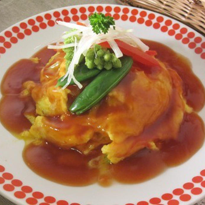 白い皿に盛りつけられた天津飯と温野菜
