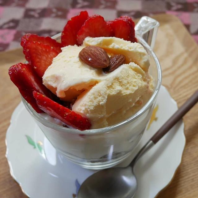 パンナコッタといちごのパフェ