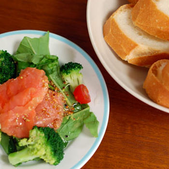 スモークサーモンとルッコラのサラダ