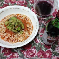 アボカド・ナスを乗せた冷製トマトパスタ　のんある気分〈赤ワインテイスト〉とともに・・・