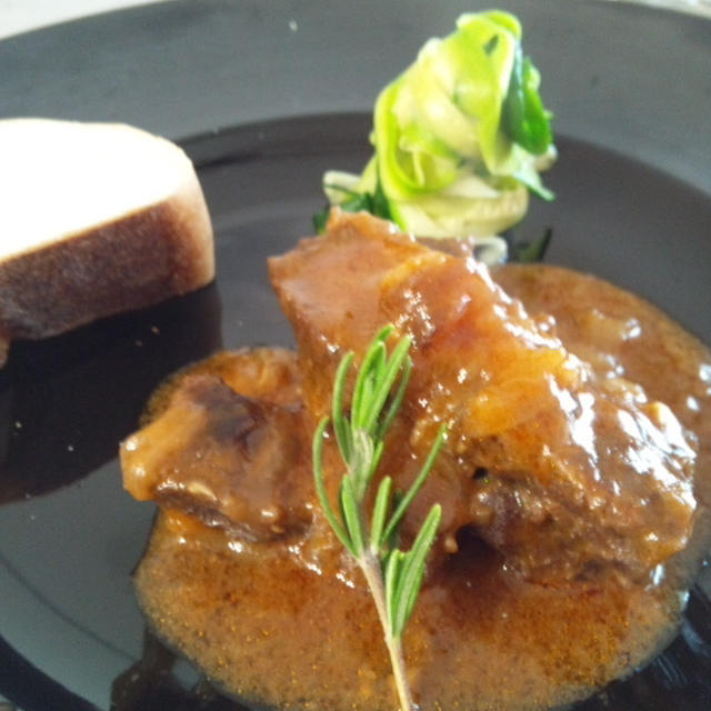 "牛ホホ肉の赤ワイン煮込み"
