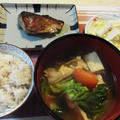今日の夕食は、ブリの塩焼き、豆腐とトマトのスープ