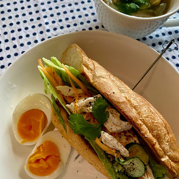 プランターパクチーでバインミー、フォー、いちごサンド、茹で鶏サンド
