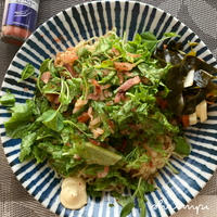 サラダ仕立ての冷やし麺。エスニック風味とごま塩あたま