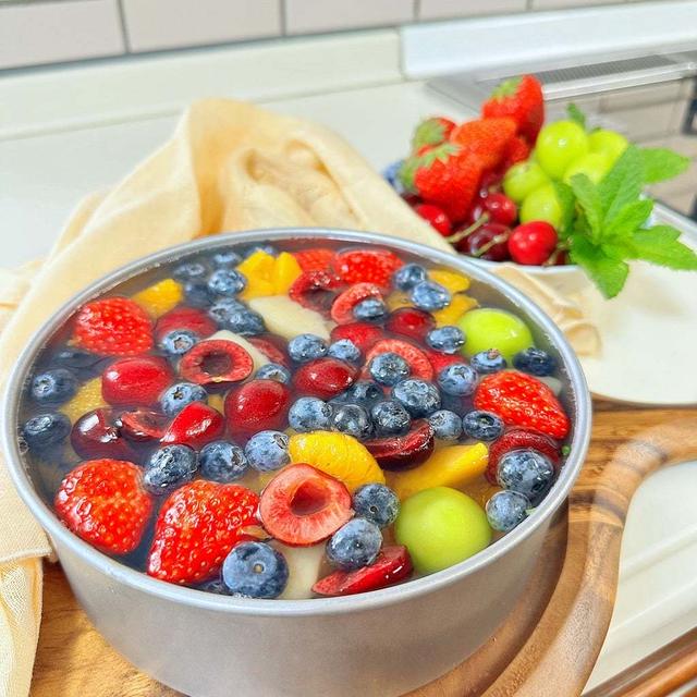 キラキラ宝石フルーツゼリーケーキを綺麗に美味しくいただきます