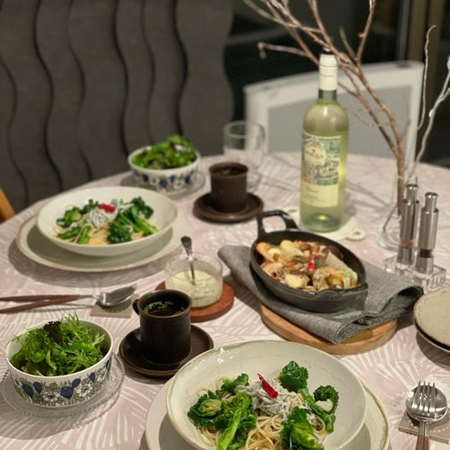 しらすと菜の花とかのパスタと、芝エビのアヒージョの夜ごはん