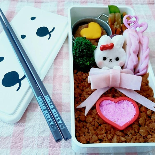 バレンタインそぼろ弁当鶏そぼろ+桜でんぶはんぺんうさちゃん冷凍食品のハンバーグに...
