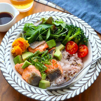 定期的に食べたくなる！柚子胡椒香る！カフェ風鮭とアボカドの甘酢丼