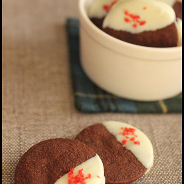 バレンタインデーに♪イチゴ風味のホワイトチョコがけココアクッキー