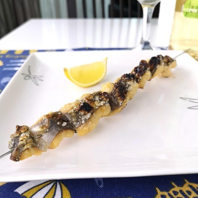 皮をカリっと焼き上げ♪サーモンの串焼き