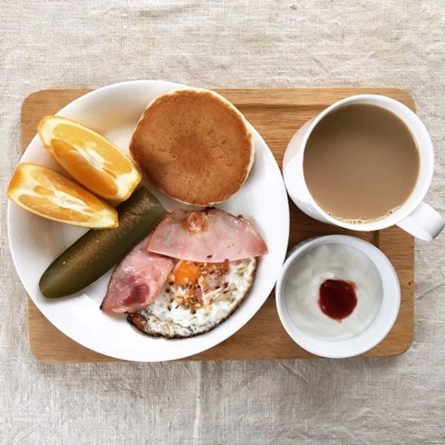 5月27日の朝ごはん。調理時間5分。ハムエッグとパンケーキ。