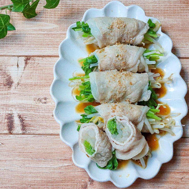 おうちごはん「レンチンで豆苗ともやしの豚肉巻き」