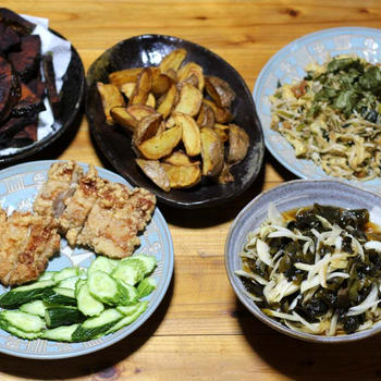 今季初収穫の自家栽培四葉キュウリと鶏の竜田揚げ、自家採取ワカメとタマネギの酢醤油和えほか。