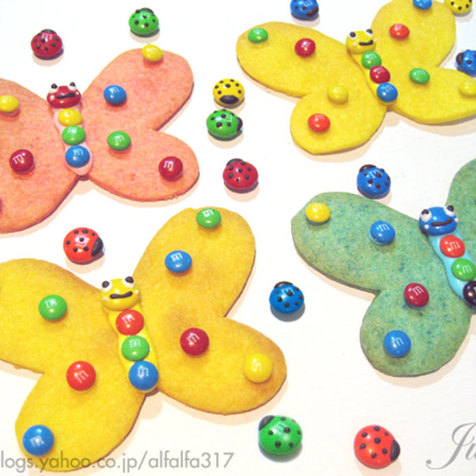 赤、黄色、青の蝶々型のクッキー