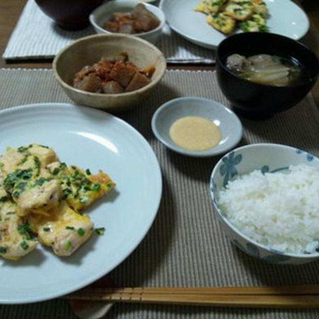 ささみのピカタと豚肉とコンニャクの味噌煮込みとつみれ汁