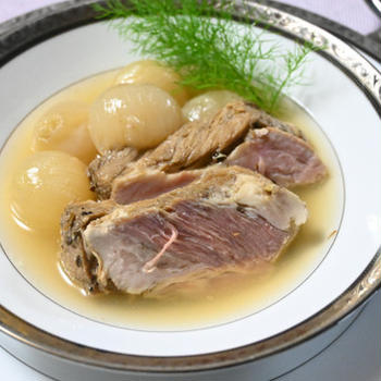 ハーブ塩豚とペコロスのシンプルポトフ。ポーションタイプのおだしで味つけ簡単おつまみ。
