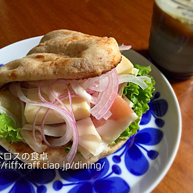 ナンで作る生ハムとカマンベールチーズのパーカーサンド