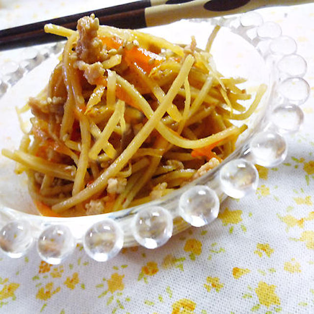 キムチ鍋の素で簡単！ピリ辛そぼろキンピラ♪