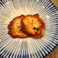 【レシピブログ】ペッパー風味のカリカリチーズせんべい × 山梨の赤