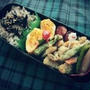 *蒸し鶏とアスパラの天ぷら弁当。