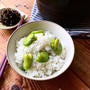 柔らかくてほのかに甘い、旬のそら豆で！今が食べごろ豆ごはん！