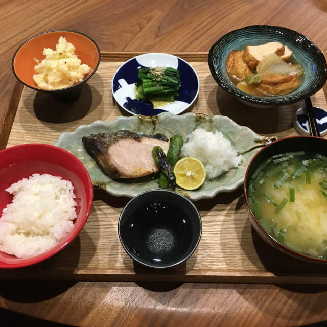 【献立】ブリの塩焼き、ポテトサラダ、ほうれん草のお浸し、白菜と魚河岸揚げの旨煮、豆腐と長ねぎのお味噌汁、日本酒
