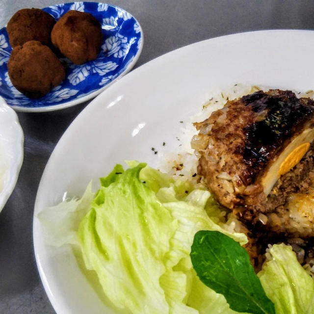 中にはゆで卵が！　ビッグなロシア風ハンバーグ