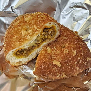 【カレーパン】小麦の奴隷 自由が丘店「トバいキーマカレーパン」クセになる旨辛体験