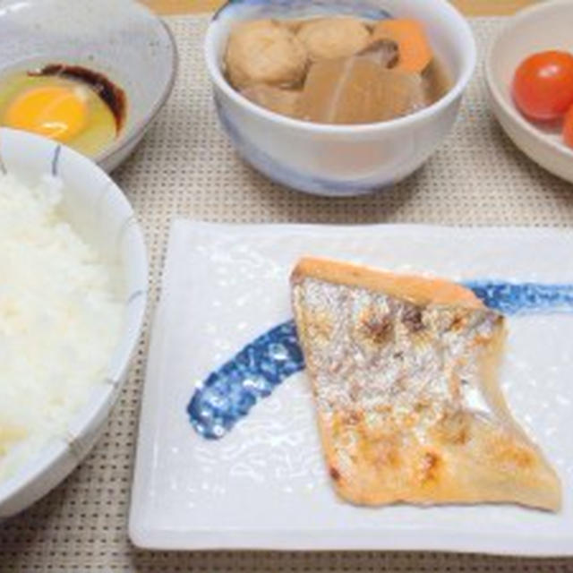 焼き鮭ハラミ、卵かけご飯、根菜の煮物