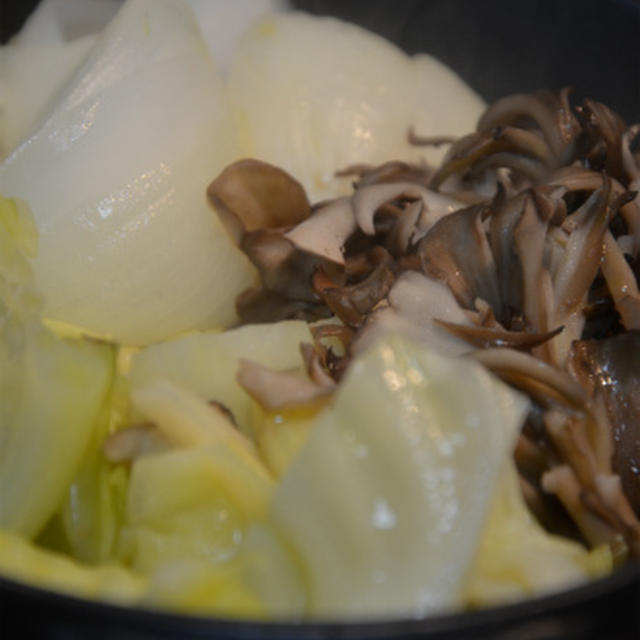 ストウブホットプレートで「新玉葱と春キャベツの蒸し焼き」と焼きカレー