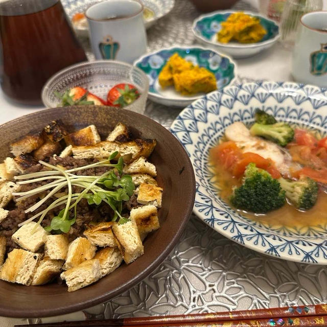 肉味噌✨きつね丼✨と✨たら✨と✨トマト✨の✨だし煮✨で✨お家ごはん✨