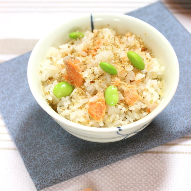 胡桃パウダーぱらぱら　塩鮭一切れまるごと炊き込みご飯