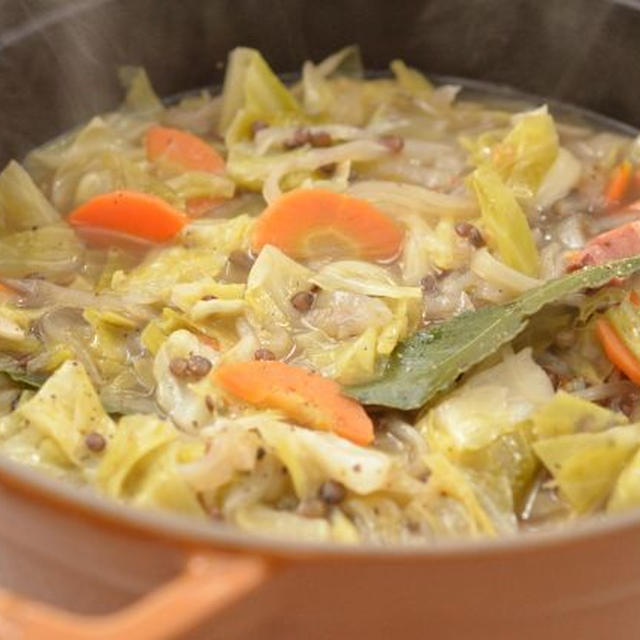 具だくさんで栄養満点の"食べるスープ"　キャベツとレンズ豆のスープ