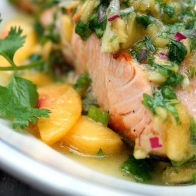 Salmon with Chunky Peach Ginger Cilantro Sauceサーモンのピーチジンジャーソースがけ