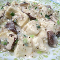 白い麻婆豆腐風☆　豆腐と椎茸とじゃこのピリ辛豆乳炒め