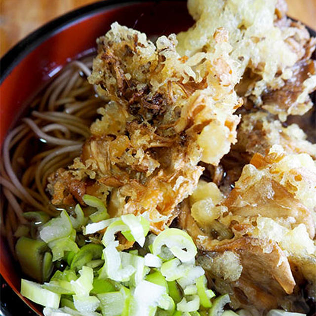 舞茸の天ぷらをお蕎麦にのっけた