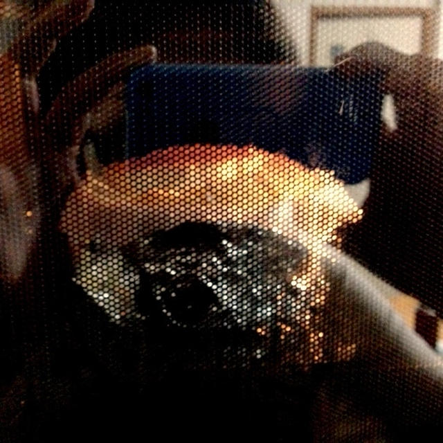 焼き中のスフレチーズケーキ。スフレは初めてなんだけど、、ヒビわれてるのもあれだがなんだこの膨ら…