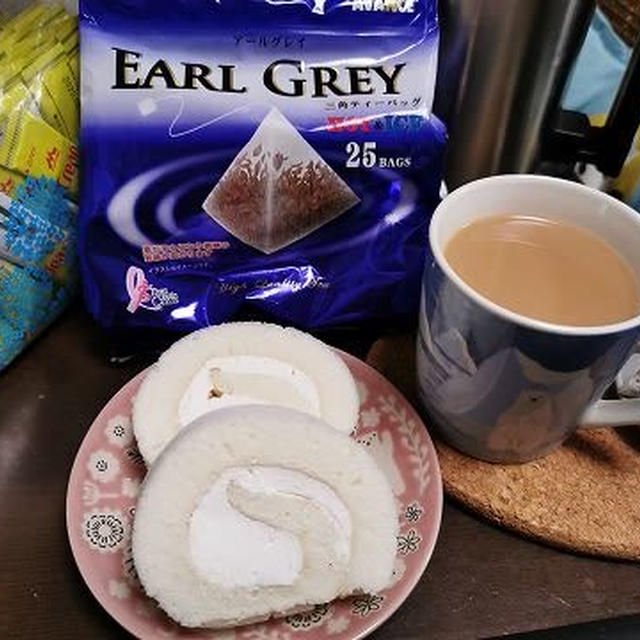 今日のドリンク♪ クリープ多めはちみつ入りのアールグレイとモンテールの「チーズクリームロールケーキ」