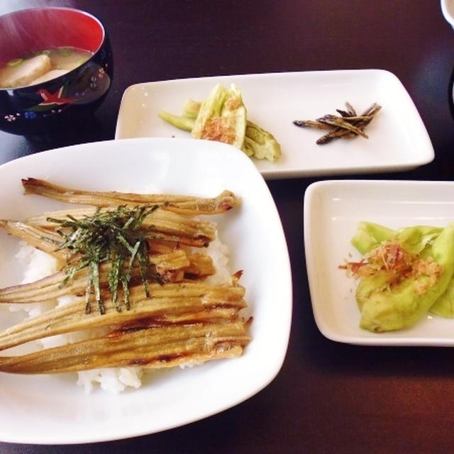 穴子丼とセレベスのお味噌汁