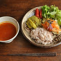ラッサムスープ、テンペの天ぷら、じゃが芋といりこのカレー　　とか