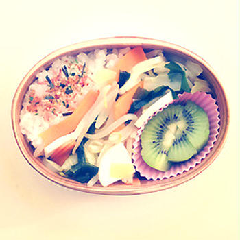 【弁当】野菜と若布とかまぼこの炒め物