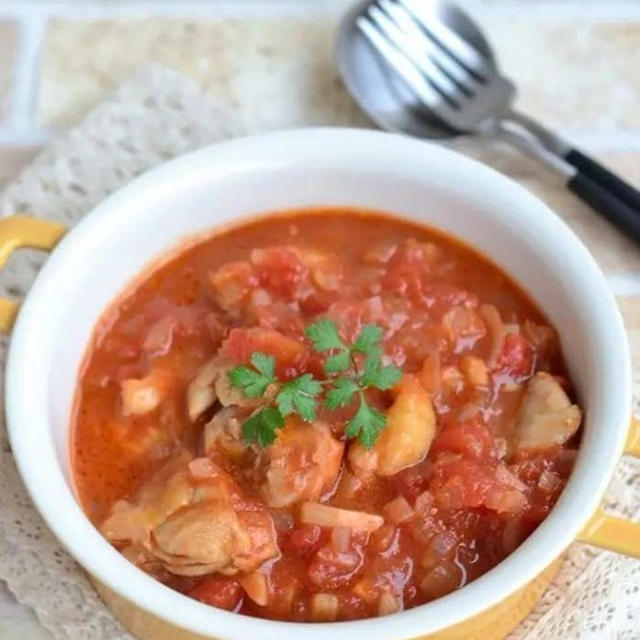 忙しい日のメインにも！「鶏もも肉のトマト煮込み」は作りおきしておくと便利