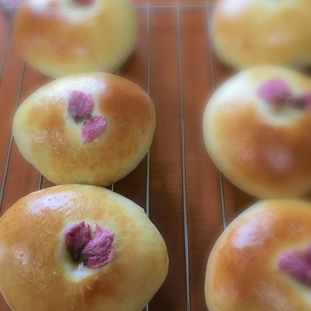 桜あんぱん、ハムチーズパン、袋から中身をきれいに！