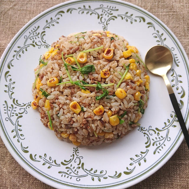 牛豚ミンチと豆苗とコーンの香ばし焦がしチャーハン（包丁まな板不要）