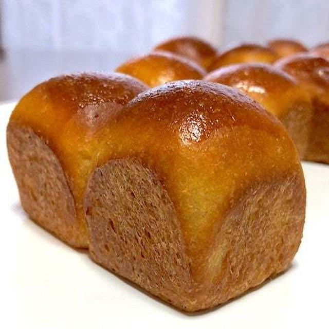 低糖質パンは機械でもこねることができるんです！まず粉は半量に水分はドロドロ状態から♫