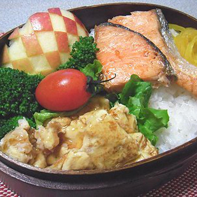 焼き鮭と蟹玉弁当。葉玉ねぎの煮物