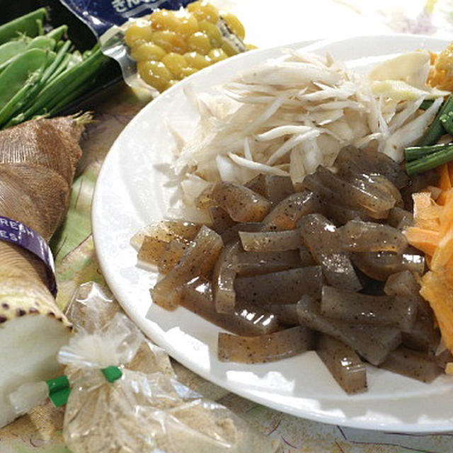 今日はお誕生日ディナー編です。竹の子と根菜の五目寿司他。2ページ有ります＾＾！
