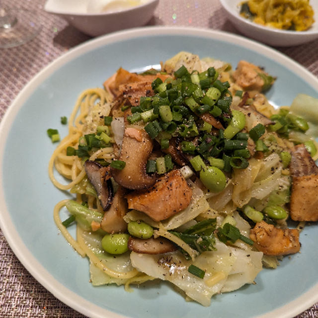 サーモンとキャベツとエリンギのパスタ