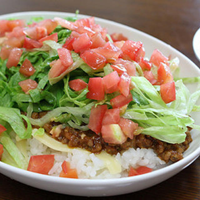今日の昼ご飯に「タコライスチーズヤサイ」