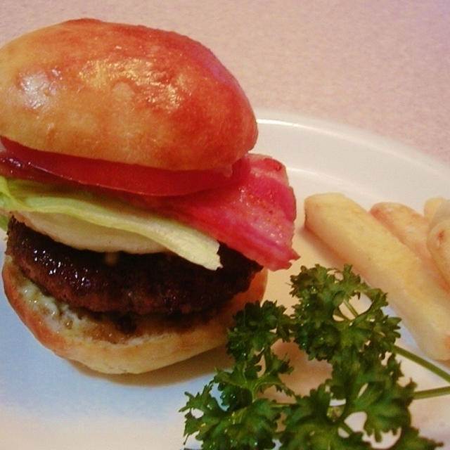 手作りパンでベーコンエッグバーガー